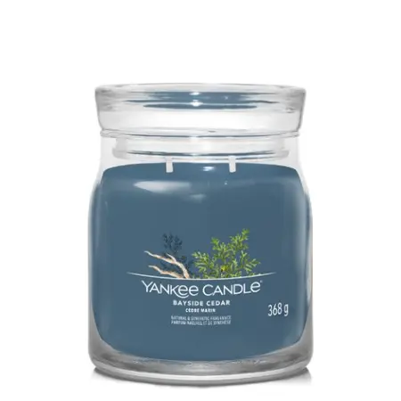 Yankee Candle Signature Bayside Cedar Medium Jar, luxe geurkaars met sojawasmix en lange brandduur