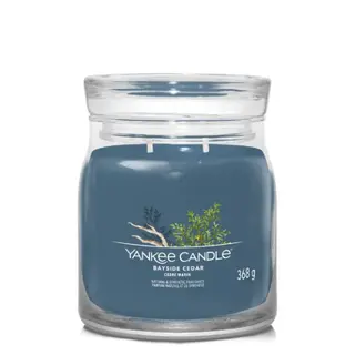 Yankee Candle Signature Bayside Cedar Medium Jar, luxe geurkaars met sojawasmix en lange brandduur